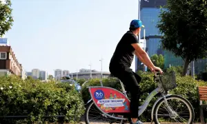 Mężczyzna na rowerze miejskim w Katowicach, odkrywa nowe trasy rowerowe w mieście.