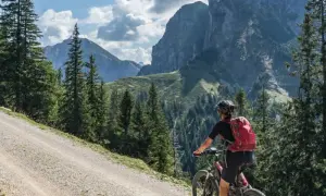 Rowerzystka na szlaku w górach, odkrywa malownicze trasy rowerowe Szklarska Poręba.