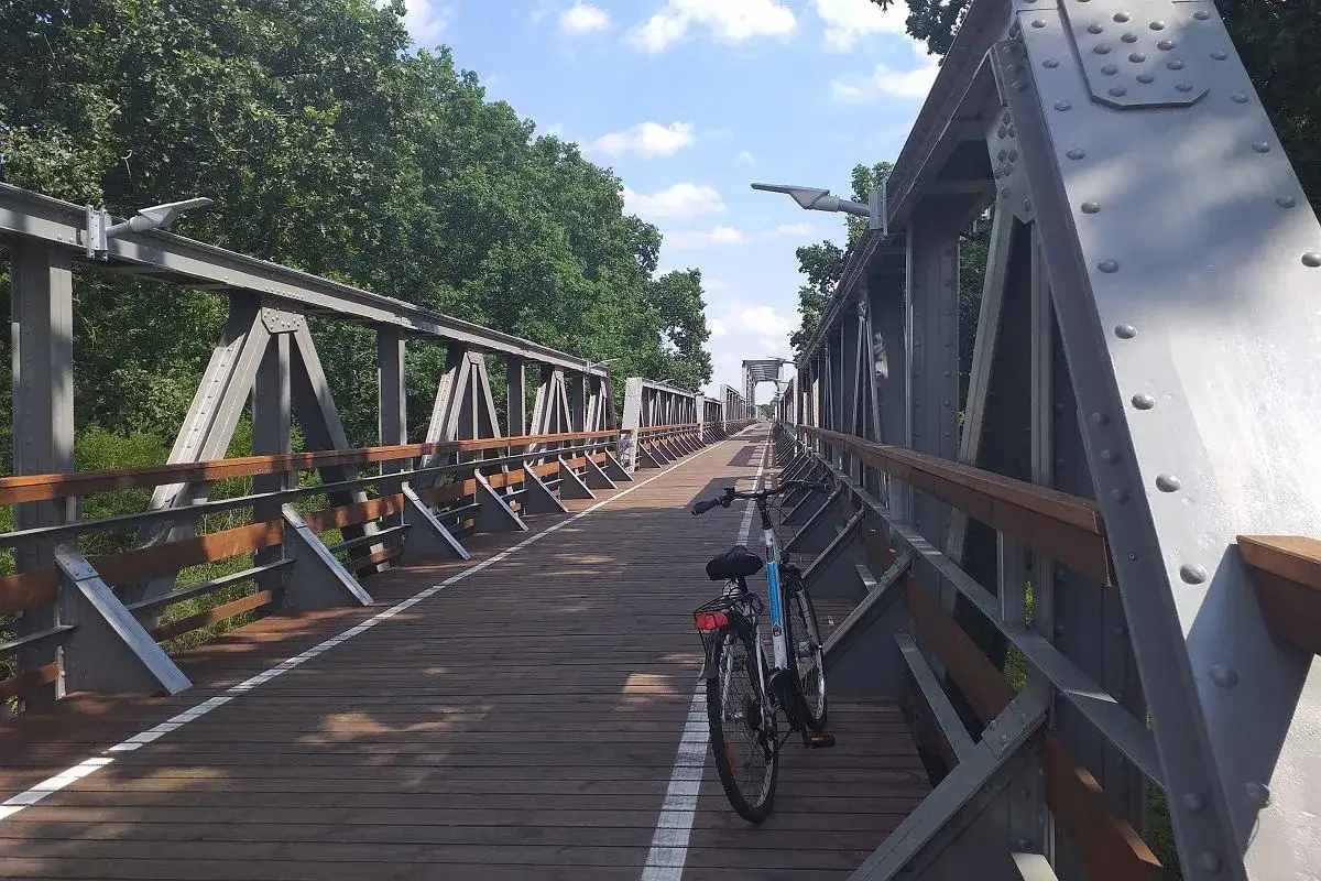 Rower czeka na przejażdżkę po malowniczej ścieżce rowerowej trasą dawnej kolejki wąskotorowej.